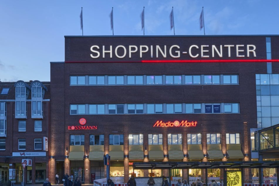 Großeinsatz durch Feuer in Einkaufszentrum: Menschenleben in Gefahr