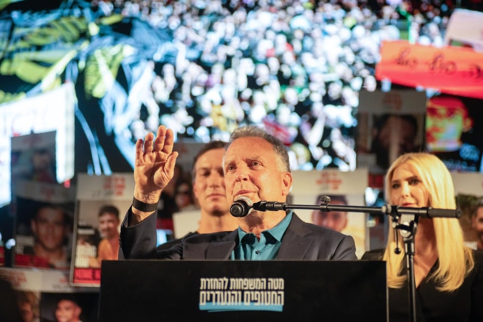 Der US-Sondergesandte Steve Witkoff (68) hielt in Tel Aviv eine Rede. Im Hintergrund: US-Geschäftsmann Jared Kushner (44) und seine Frau Ivanka Trump (43).