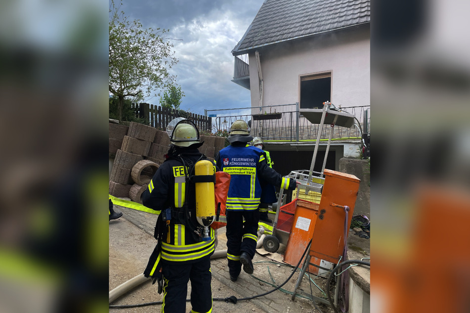 Durch die erhebliche Rauchentwicklung mussten die Einsatzkräfte Atemschutzmasken tragen.