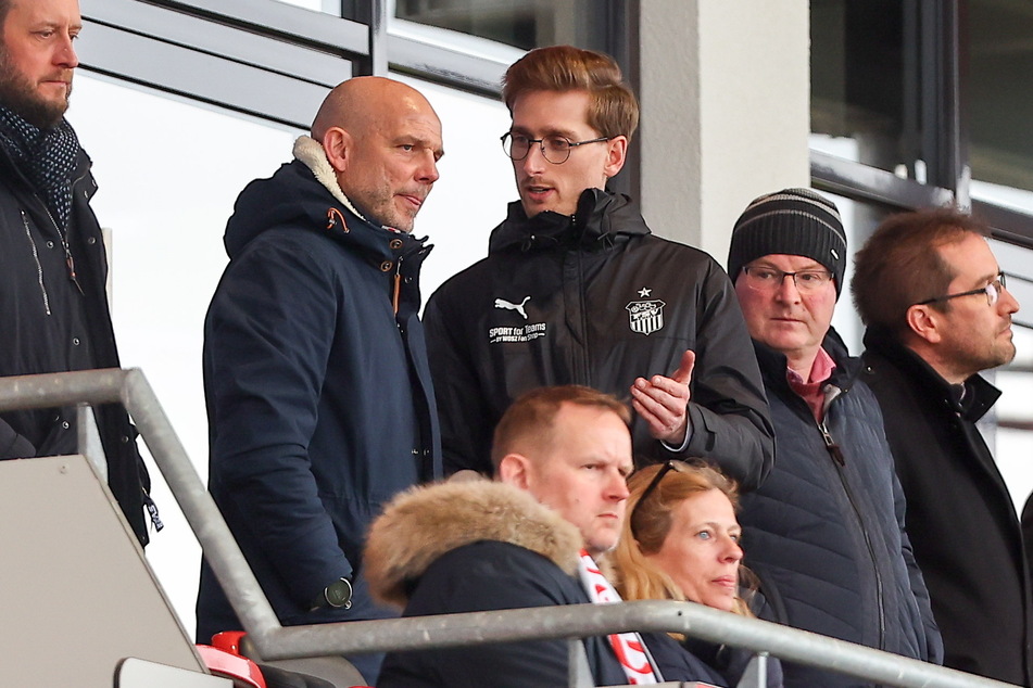Neu-Trainer Ronny Thielemann (49, l.) sah das Spiel von der Tribüne aus.