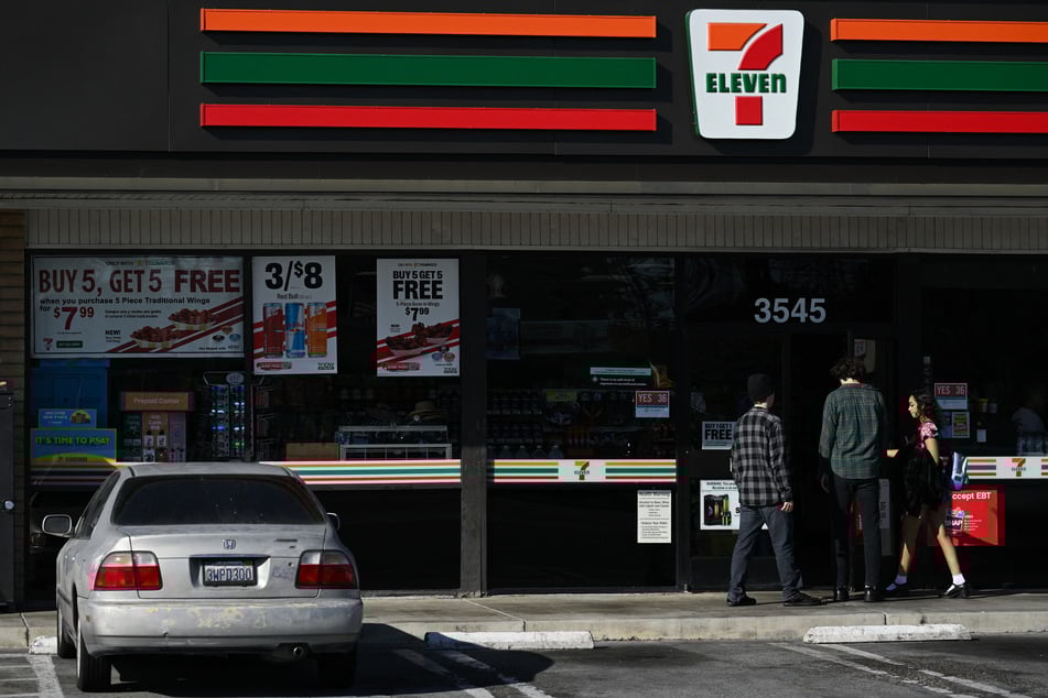Die Einzelhandelskette "7-Eleven" zeichnet sich dadurch aus, dass ihre Filialen rund um die Uhr geöffnet haben.