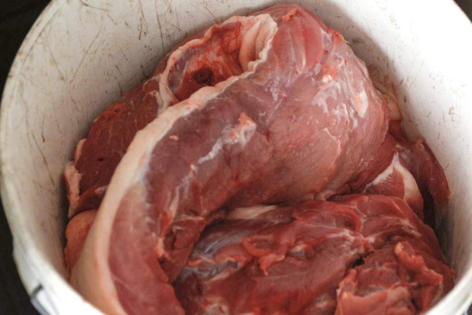 Das Fleisch lag laut der Polizei unverpackt in offenen Plastikkörben, berührte dabei auch die verdreckte Wand. Eine Kühlung gab es auch nicht. (Symbolbild)