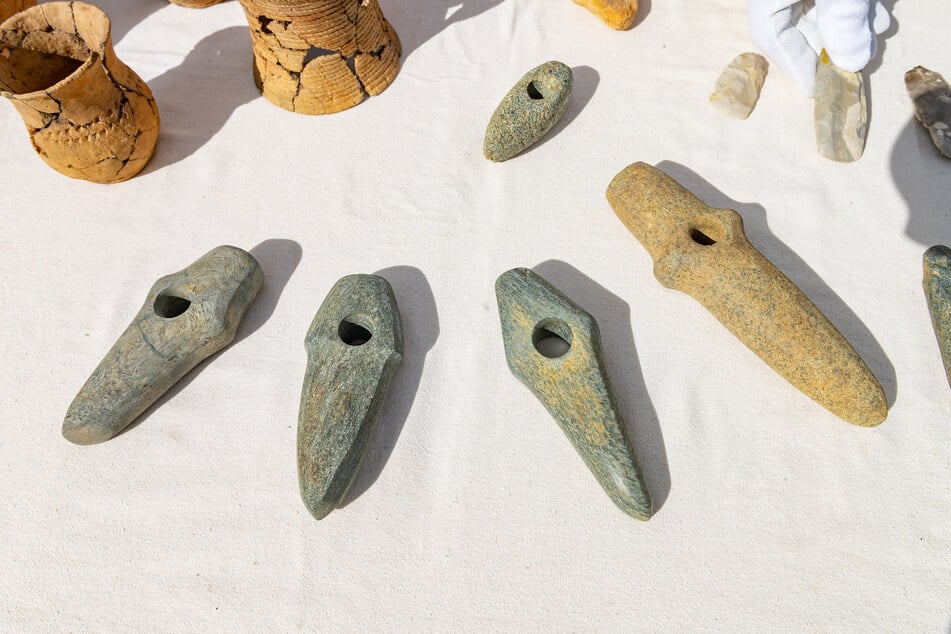 Im Erdreich wurden verschiedene Äxte und Beile gefunden, was auf Gräber von Männern hindeutet.