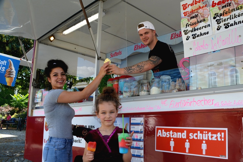 Die Kunden strömen. Hier verkauft gerade Eriks Sohn Leon (22) leckeres Eis .