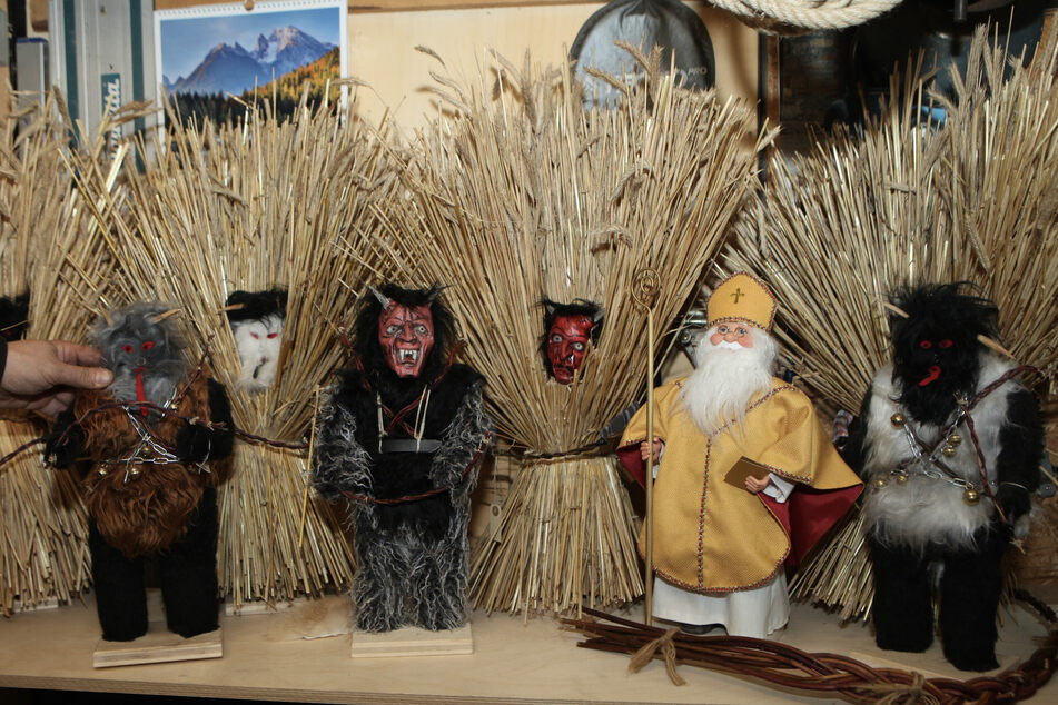 Handgefertigte Figuren von Kramperl, Buttnmandl und Nikolaus stehen in der Werkstatt von Markus Springl.