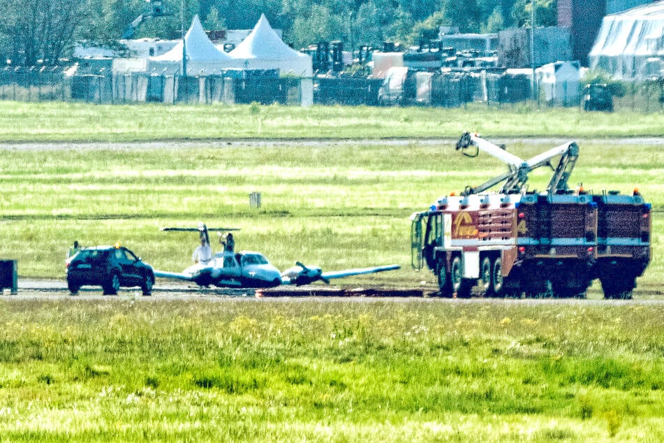 Feuerwehr und Flughafen-Sicherheit rückten zur Bruchlandungs-Maschine auf der Landebahn an.