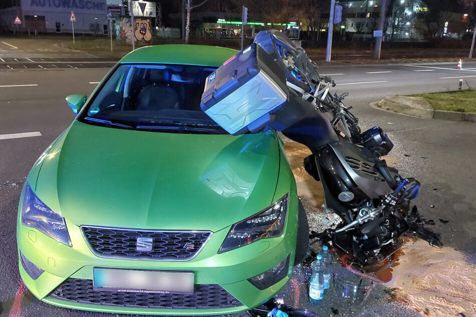 Unfall auf Torgauer Straße: Auto und Motorrad krachen ineinander