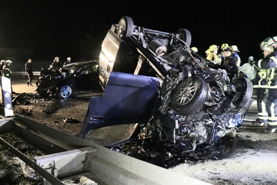 Der Nissan landete auf dem Dach. Die Fahrerin wurde eingeklemmt.