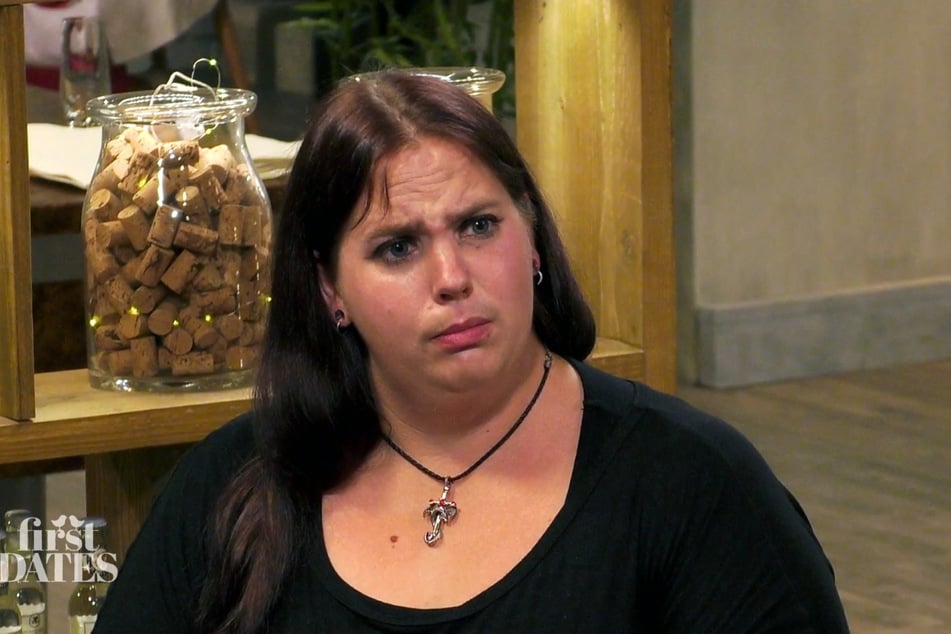 Domi ist offensichtlich verwirrt, als sie erfährt, dass ihr Date-Partner exakt denselben Namen trägt wie sie.