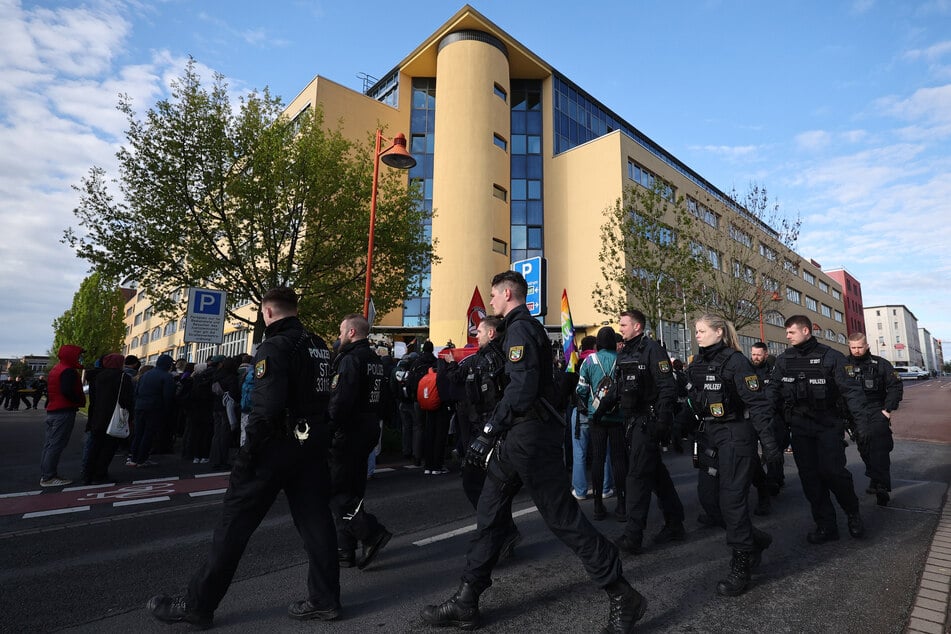 Die Polizei zeigte vor dem Justizzentrum Halle Präsenz.