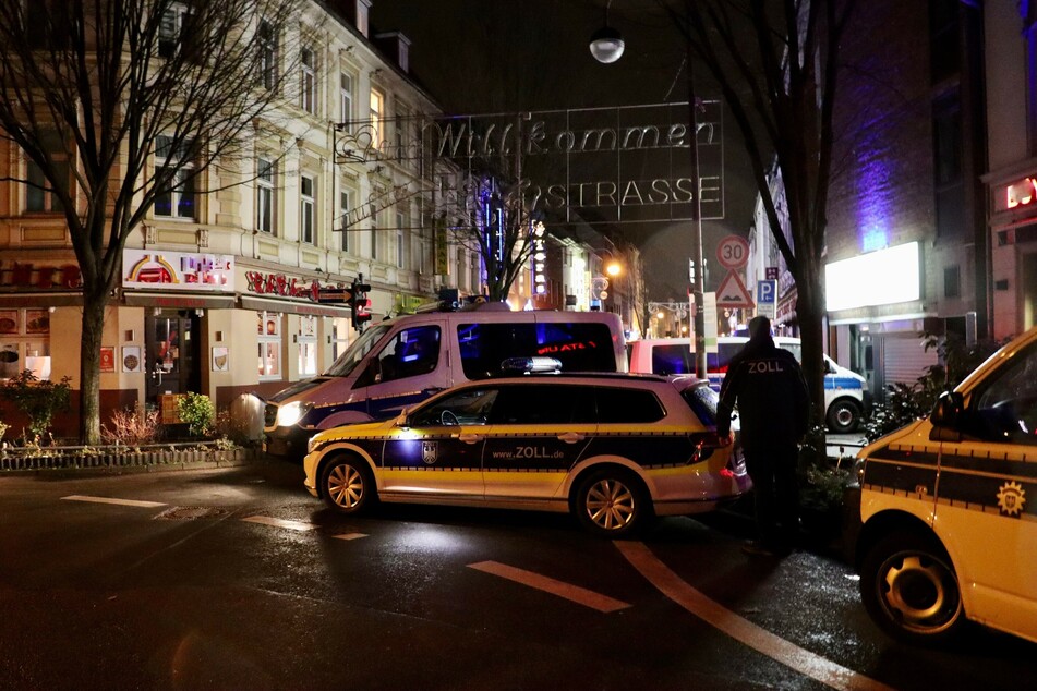 Mehr als 600 Beamte haben in mehreren Bundesländern wie hier in Köln einen Schlag gegen eine mutmaßliche Bande von Geldwäschern geführt.