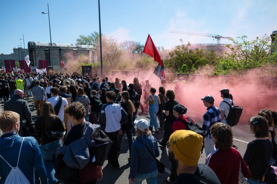 Zwischenzeitlich wurde Pyrotechnik gezündet.