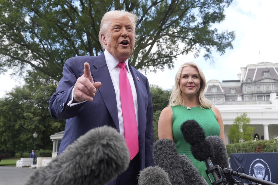 US-Präsident Donald Trump (79, l.) hatte Leavitt (r.) zu seiner Pressesprecherin ernannt. Seither fährt die 28-Jährige einen harten Kurs gegen Journalisten. (Archivfoto)