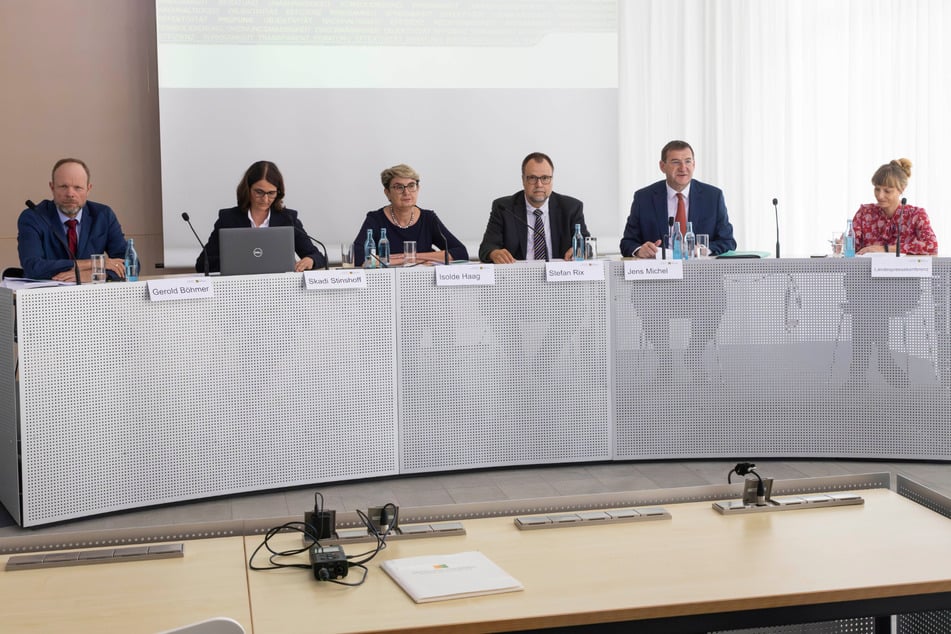 Am Donnerstag stellten der Rechnungspräsident (2.v.l.) gemeinsam mit den Direktoren den ersten Teil des Jahresberichts 2026 vor.