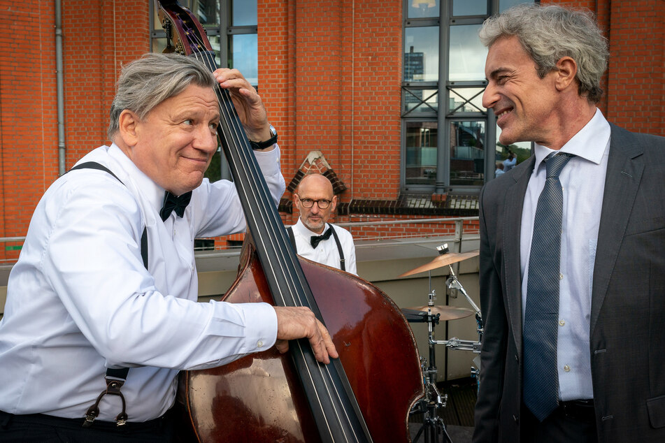 Haller (l.) spielt mit seinem Jazztrio auf der Feier seines Politikerfreundes David Leeb.