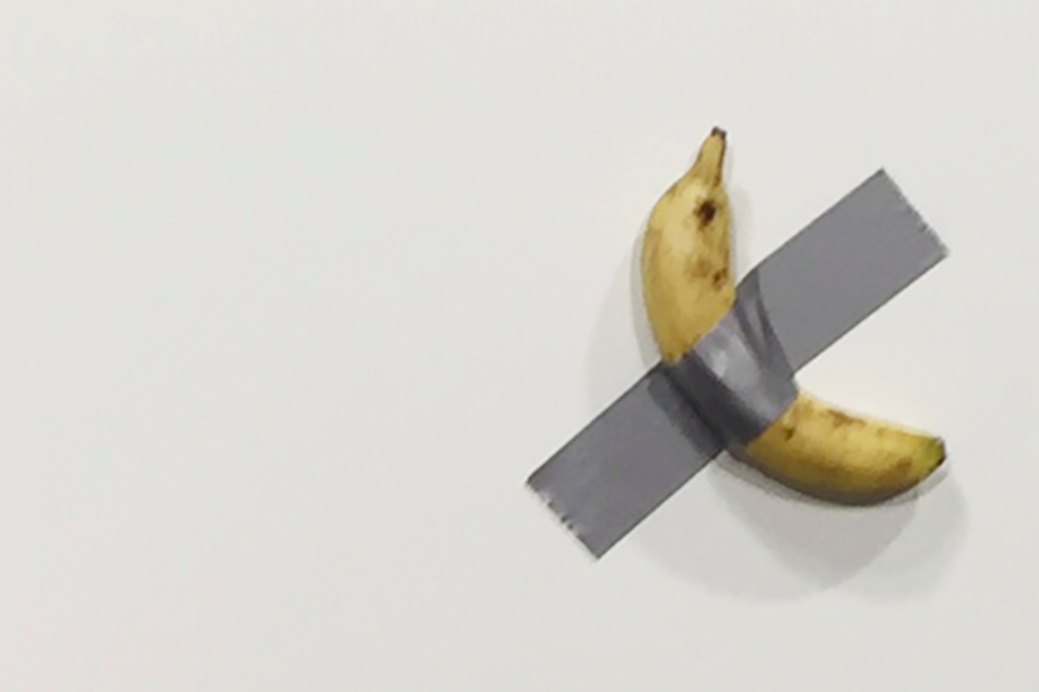Mann klebt Banane an Wand und verkauft sie für 100.000 Dollar: Nun wird er verklagt