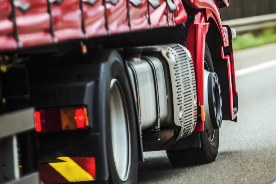 Ein Lkw hat auf der A3 Glasscheiben verloren. (Symbolbild)