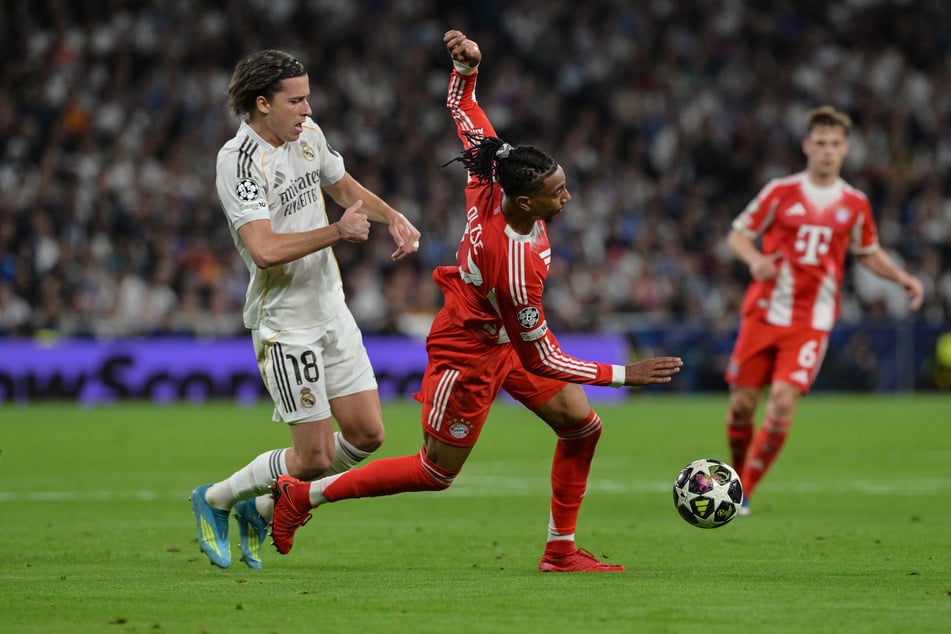 Diese Szene sorgte für Diskussionen: Alvaro Carreras (l.) bringt Michael Olise im Sechzehner zu Fall.