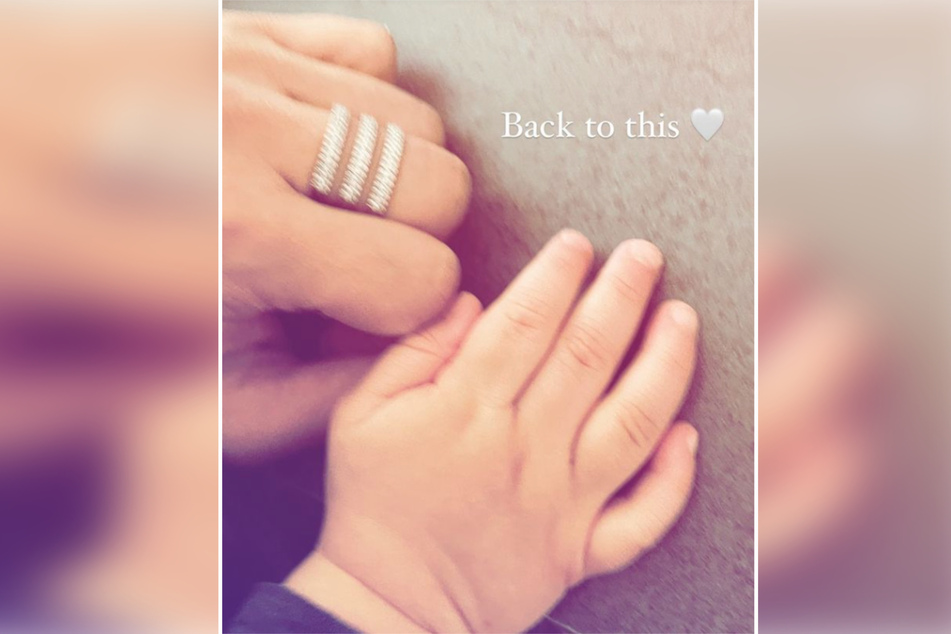 Große Hand, kleine Hand: Amira Pocher und ihr Nachwuchs.