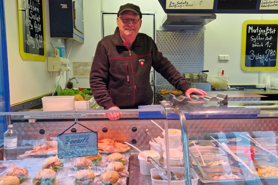 Fischhändler Peter Quast (73) steht seit 20 Jahren auf dem Isemarkt. Im Juni geht er in Rente und kehrt Hamburg den Rücken. "Wir wohnen in Schleswig-Holstein. Da haben wir in Barmstedt einen sehr kleinen, schönen Wochenmarkt, da werde ich dann hingehen."