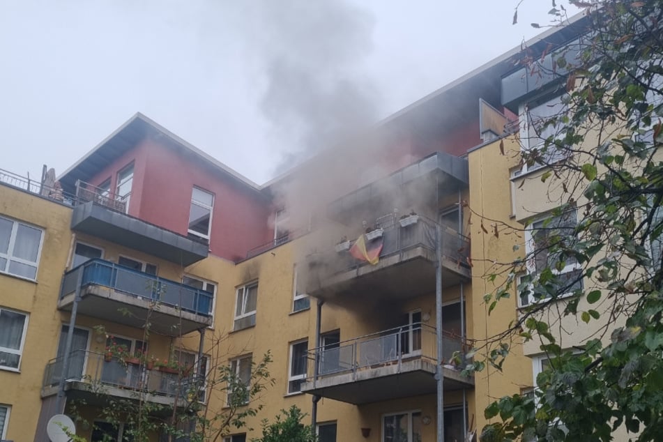 Dichter Rauch drang am Mittwochmorgen aus der betroffenen Wohnung in der Gaußstraße.