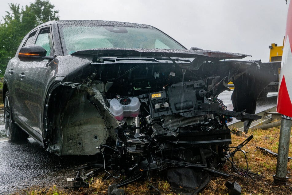 Der Ford Explorer war über die A66 geschleudert und schließlich in ein Straßenschild gekracht.