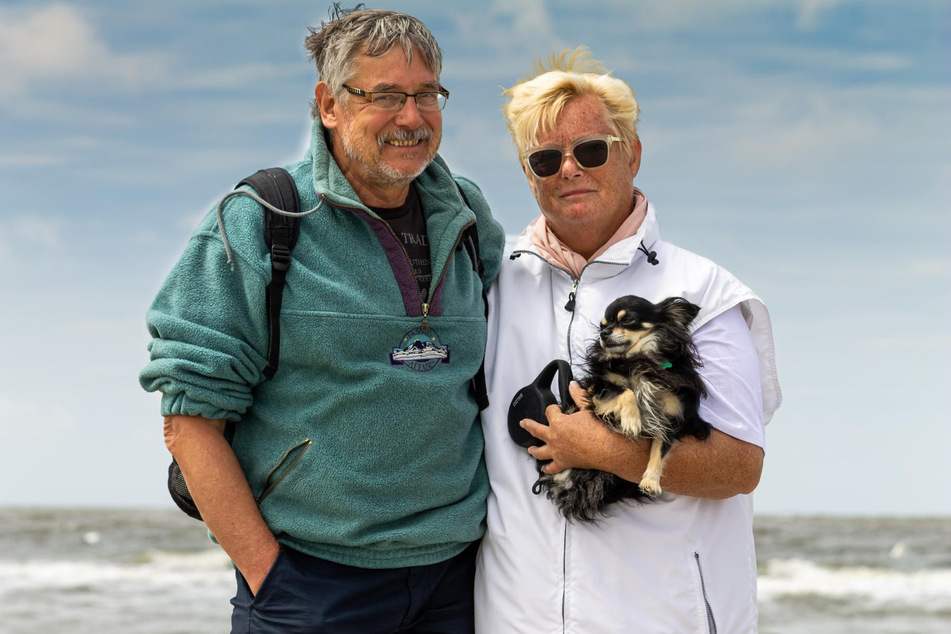 Peter Müntz (65) mit seiner Frau Doris und ihrem Hund "Mogli". Alle drei hoffen, dass sich bald ein Spender findet und Peter wieder verreisen kann.