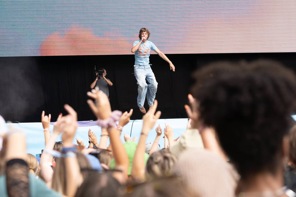 Zartmann heizt sein Publikum beim Musikfestival Superbloom in München ordentlich ein.