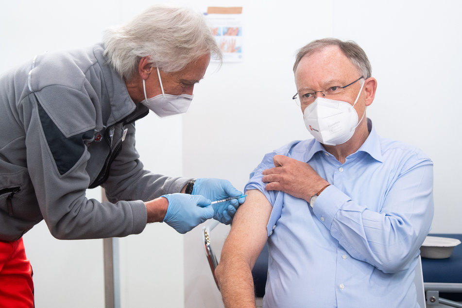 Stephan Weil (62, SPD), Ministerpräsident Niedersachsen, wurde am Freitag im Impfzentrum auf dem Messgelände Hannover mit dem Impfstoff AstraZeneca gegen das Corona-Virus geimpft.