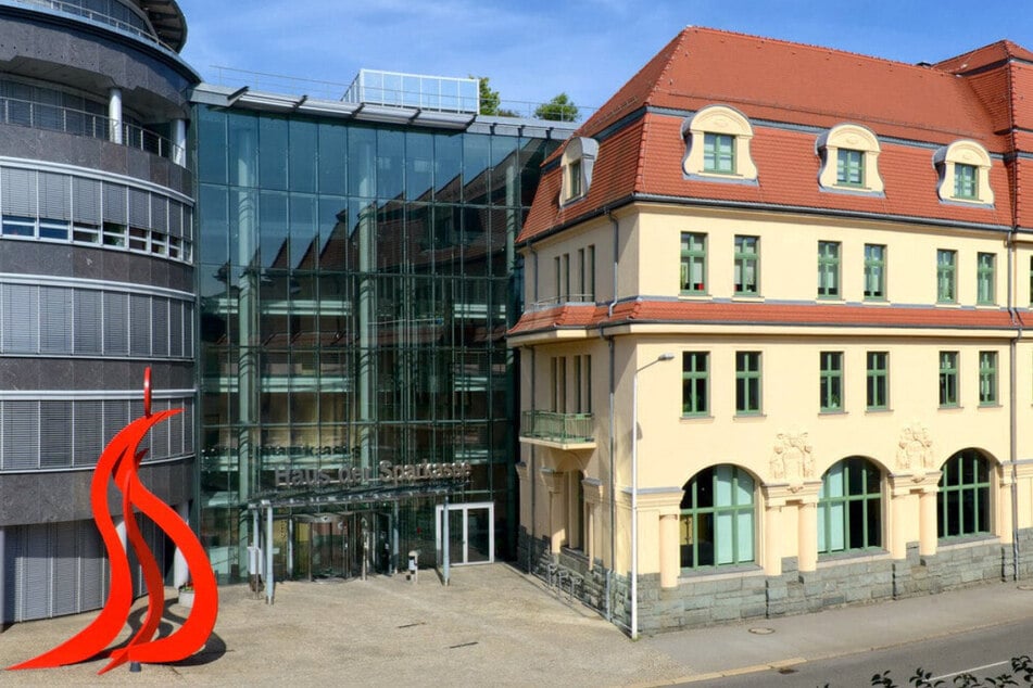 Die Geschäftsstelle Haus der Sparkasse an der Crimmitschauer Straße in Zwickau.