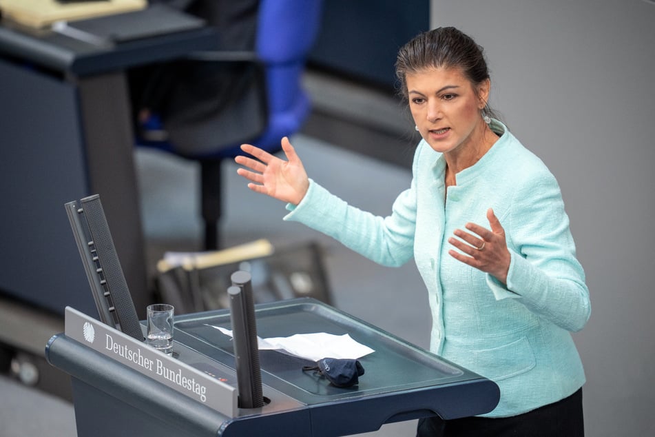 Sahra Wagenknecht (53, Linke) hat im Bundestag das Vorgehen der Bundesregierung im Ukraine-Krieg kritisiert. Ihre Rede stieß anschließend auf viel Kritik.