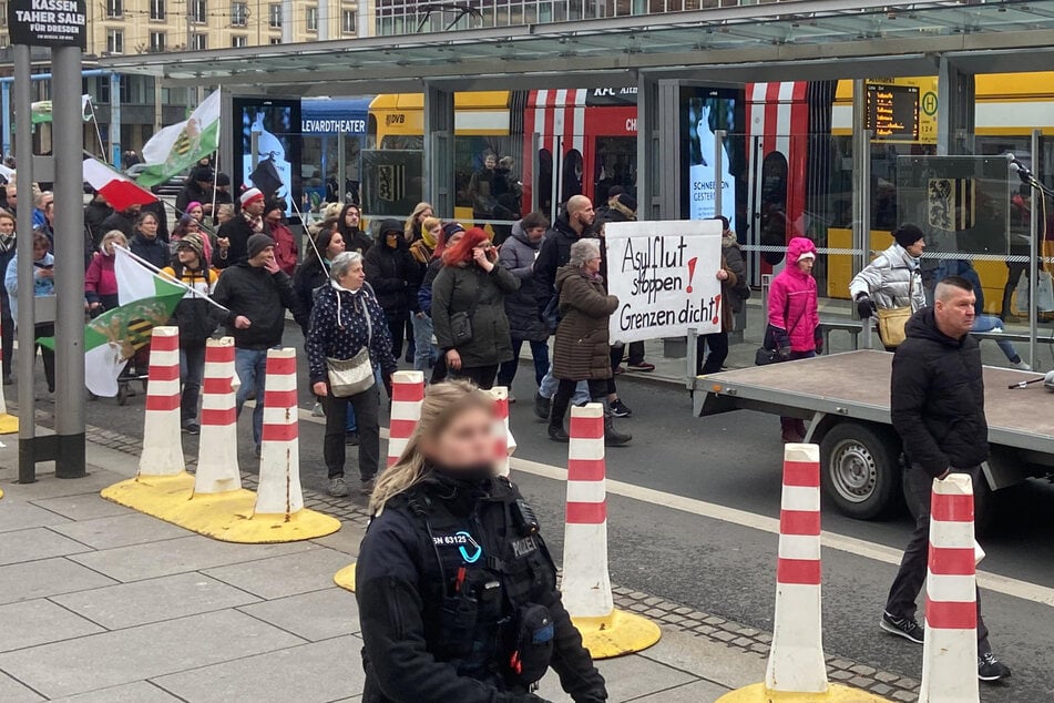 Am Postplatz blieben die Teilnehmer aufgrund von Gegendemonstranten stecken.