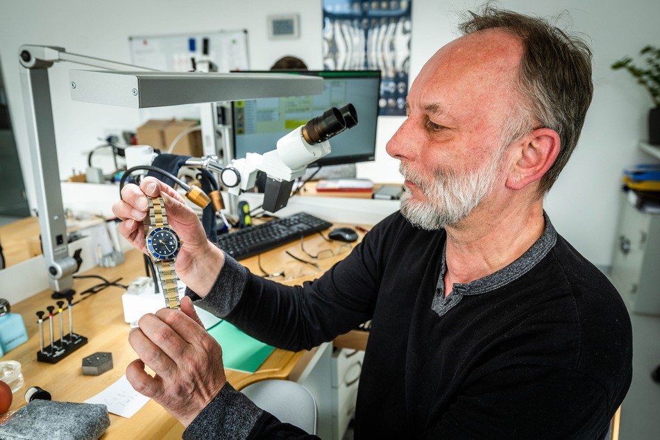 Uhrmacher Andreas Keller (64) prüft in der Werkstatt eine Rolex.