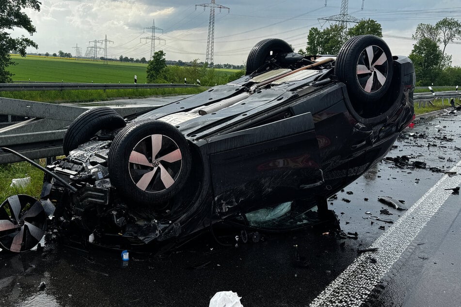 Der VW Tiguan blieb nach dem Crash auf dem Dach liegen.