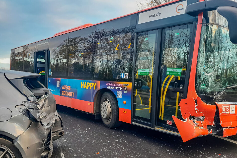 Schwerer Verkehrsunfall mit Linienbus: Aufregung um "eingeklemmte" Person