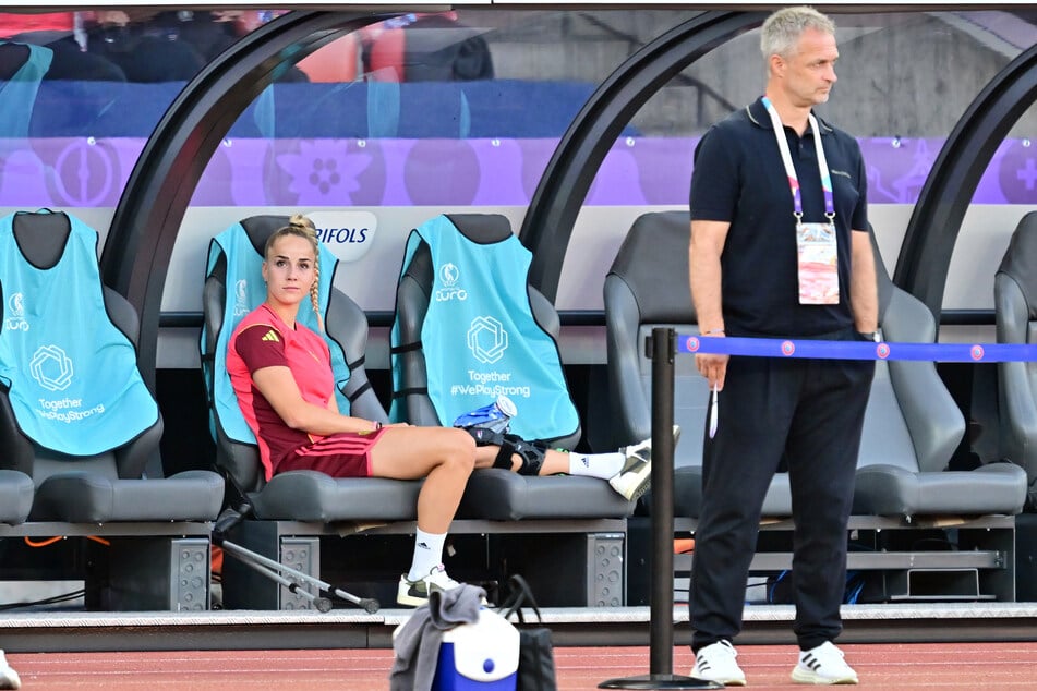 Die verletzte Giulia Gwinn verfolgt das Aufwärmen ihrer Mannschaft von der Bank aus.