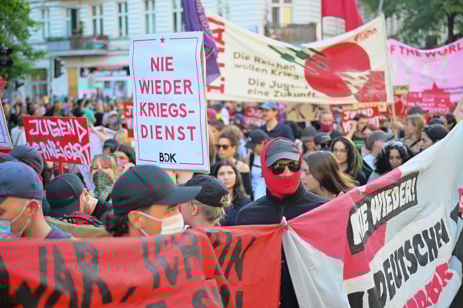 Viele Demonstranten sprachen sich auf Bannern und Plakaten gegen Krieg aus und beklagten eine steigende Militarisierung Deutschlands.