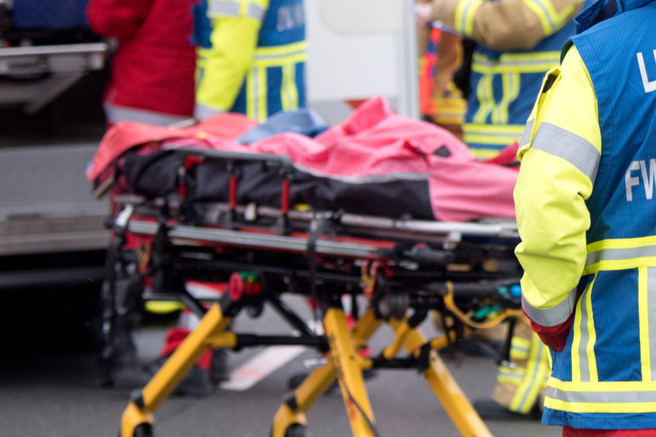Tödlicher Crash: Frau kommt mit Hyundai auf Gegenspur, fährt frontal in Lkw