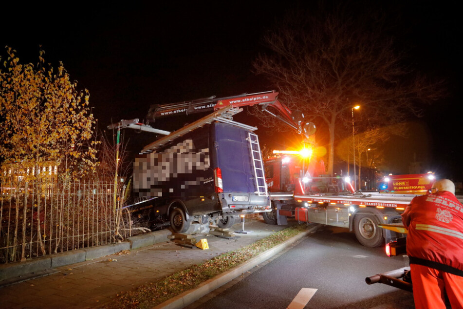 Der führerlose Transporter rollte quer über die Straße und blieb erst in einem Zaun stecken.