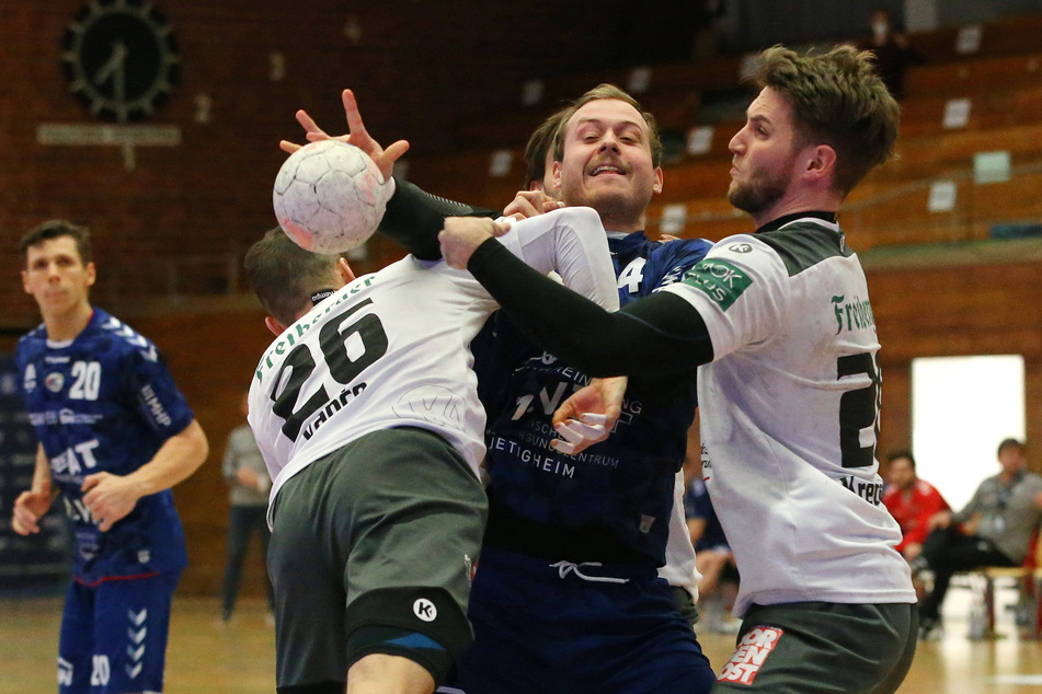 Siegtorschütze Nils Kretschmer (r.) und Marek Vanco (l.) stoppen hier gemeinsam Bietigheims Patrick Rentschler.