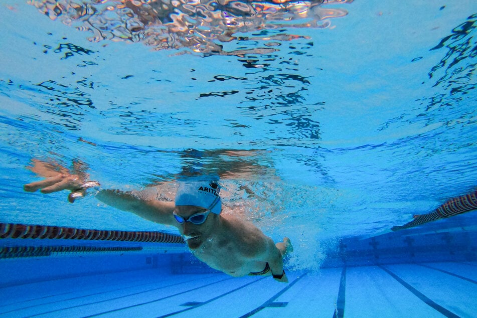 Ein Schwimmer trainiert in einem öffentlichen Schwimmbad.