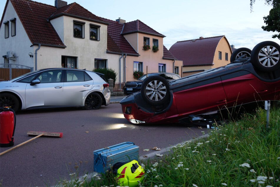 21-Jährige kollidiert mit geparktem VW und überschlägt sich