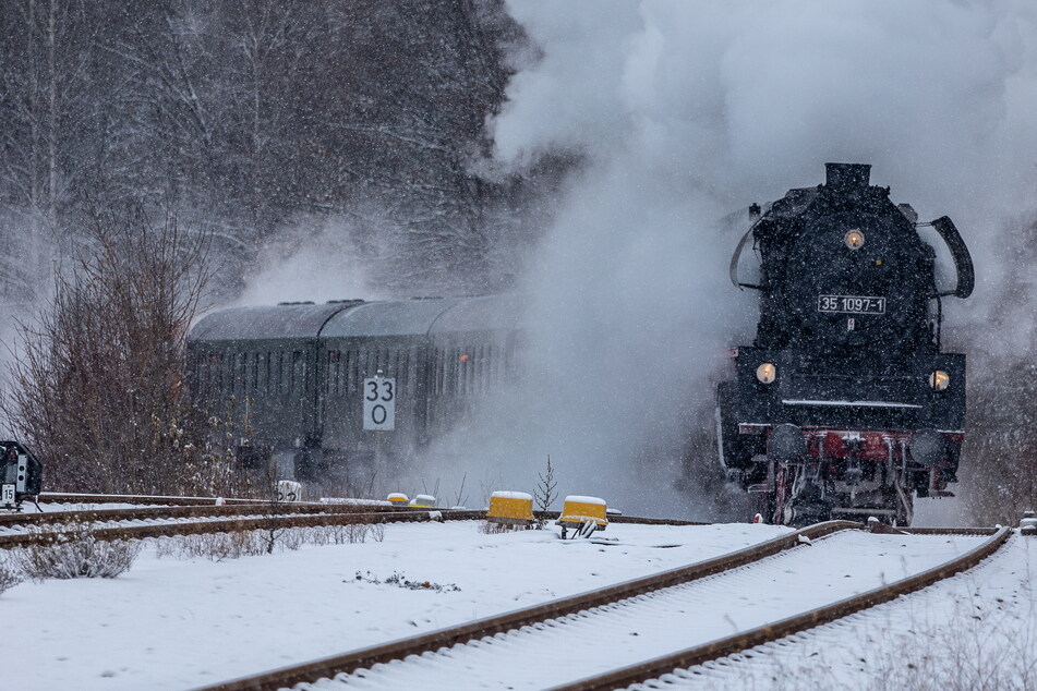 Der Dampfsonderzug ab Falkenstein/V. im Schneegestöber am vergangenen Wochenende. Auch in den kommenden Tagen soll es winterlich bleiben.