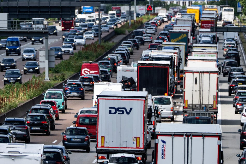 Vor allem in Ballungsräumen wie im Rhein-Main-Gebiet und auf den Fernverbindungen A3, A5, und A7 wird es zum Ferienbeginn am kommenden Wochenende richtig voll. (Archivbild)