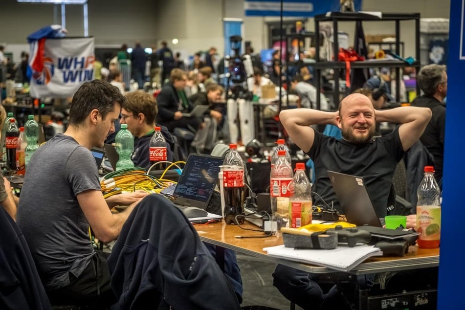 Bis zum Schluss tüftelt das Team der HTWK rund um Chef Rico Tilgner (39, r.) an der Programmierung.