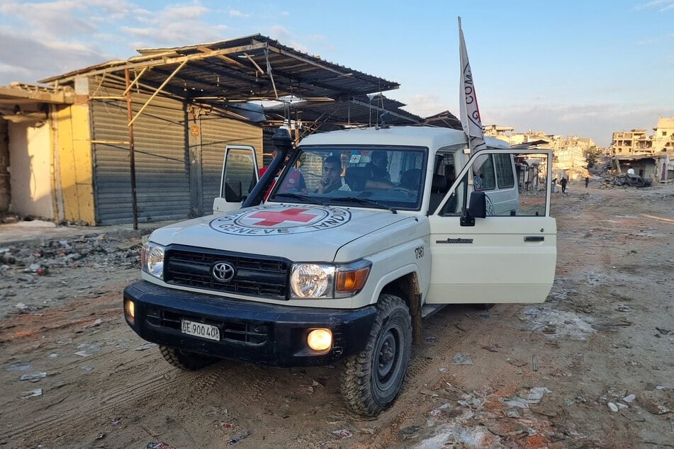 Ein Fahrzeug des Roten Kreuzes in Chan Junis, im südlichen Gazastreifen, vor der erwarteten Freilassung von Geiseln durch die islamistischen Terrororganisation Hamas.