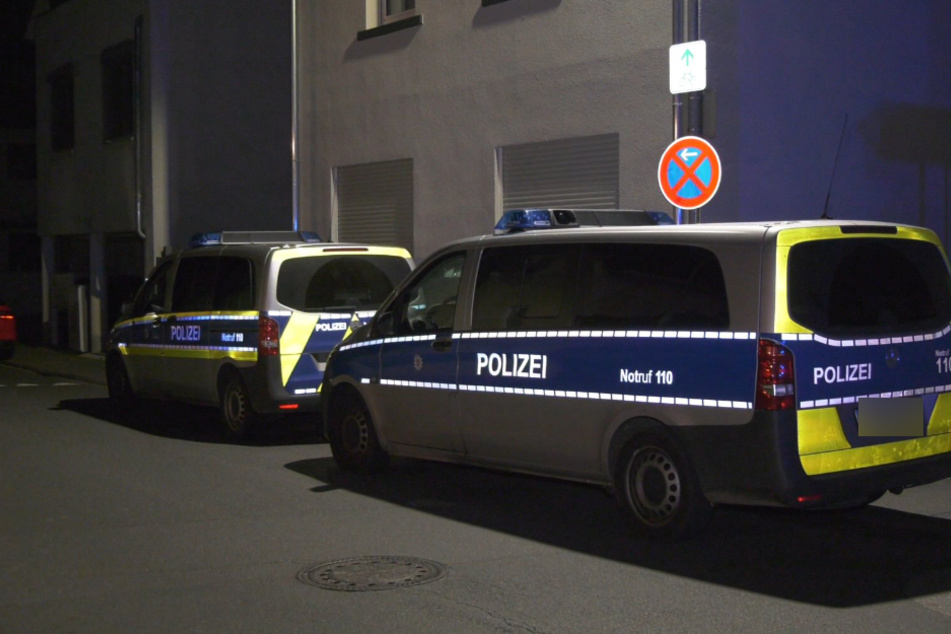 Der Verdächtige wurde festgenommen, nachdem er am frühen Mittwochmorgen einen Audi A6 unter einem Carport angezündet haben soll.
