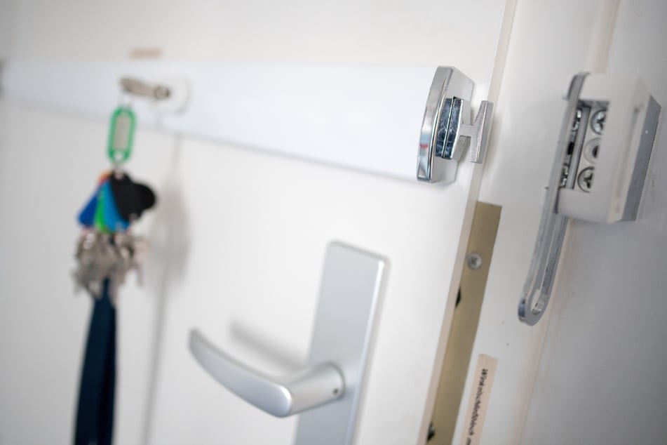 Ein Panzerriegel an der Wohnungstür kann es Einbrechern schwer machen.