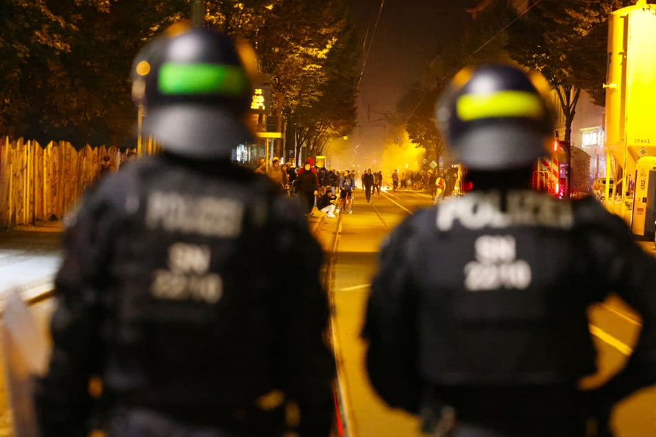 Hunderte Demonstranten ziehen durch Leipzig: Polizist in Klinik