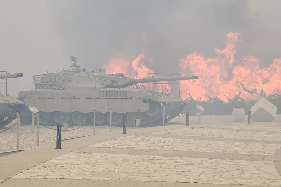 Auch die Gedenkstätte des israelischen Panzerkorps in Latrum droht den Flammen zum Opfer zu fallen.